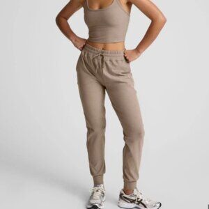 BEYOND YOGA Spacedye Commuter Midi Jogger in Birch Health. Size M